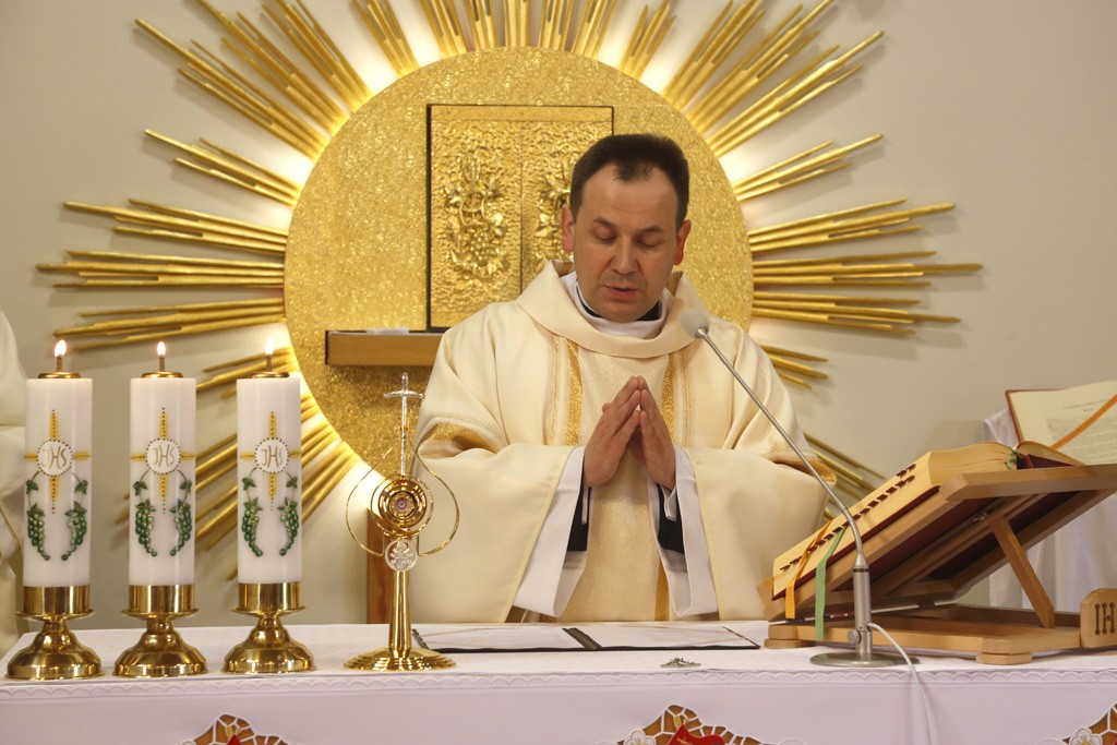 Intronizacja Relikwii Św. Jana Pawła II w Naszej Parafii – Niedziela Miłosierdzia Bożego 2016